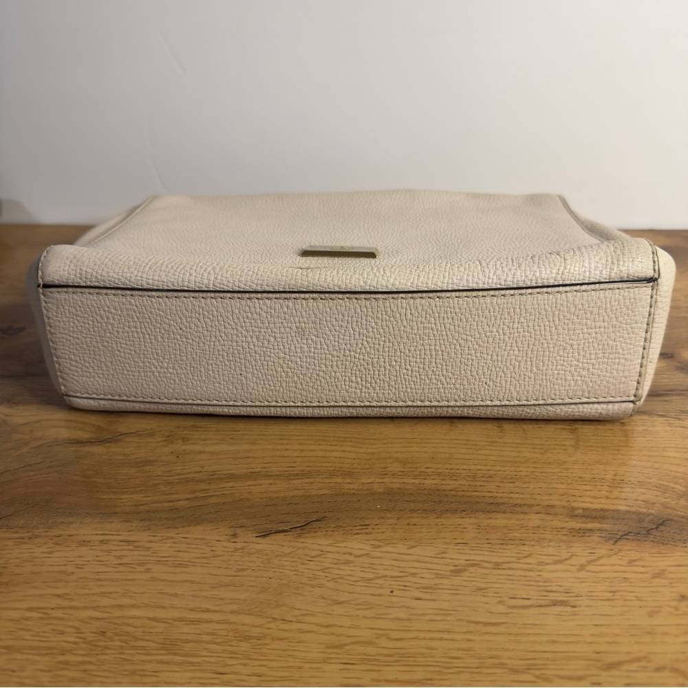 Kate Spade Cream Crossbody Bag, Adjustable straps, Gold Chain & Hardware - Picture 7 of 9